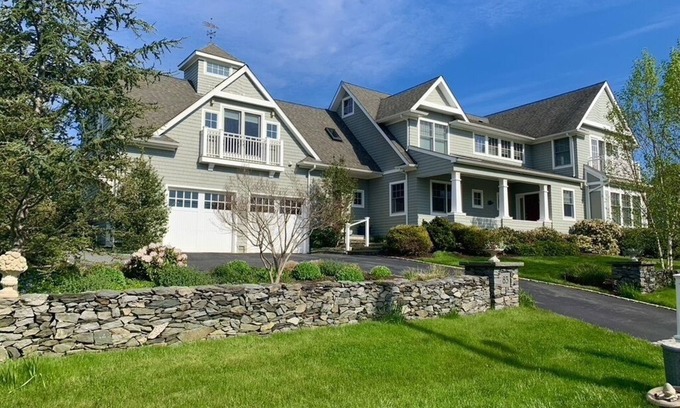 Jamestown House | The Waves of Jamestown©