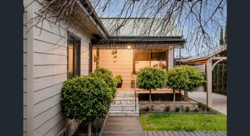 West Albury House | The Weeping Elm - Large and Spacious