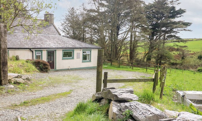 Skibbereen Cottage | THE WEST WING, with open fire in Ballydehob, County Cork