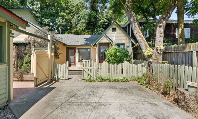 Jacksonville Cottage | The Williams - luxe 2-bedroom cottage w/onsite parking in downtown Jacksonville