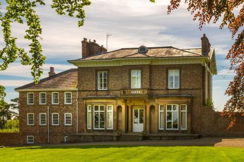 Tadcaster House | The Wing at Brook Hall nr York & Leeds - FREE hot tub