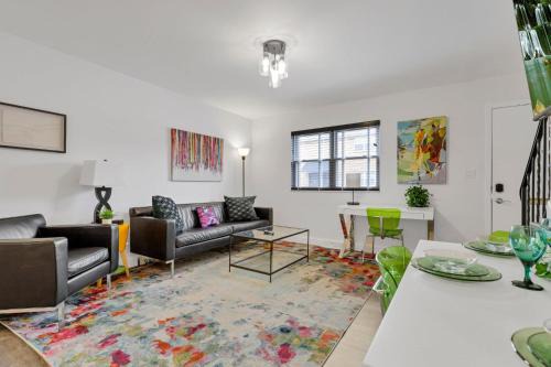 University District Apartment | The Worthington - 3 BR 2 5 Bath and Parking