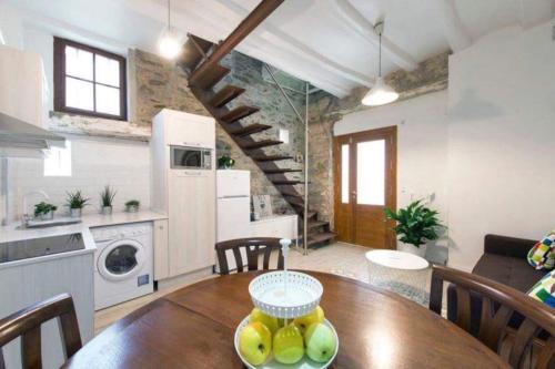 Horta-Guinardo House | The Yellow House by MyRentalHost