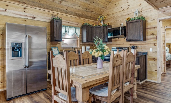 Dennis Cabin | The Yellow Rose Cabin on Lake Granbury