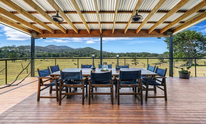 Maudsland House | 'THEME PARK CENTRAL WITH A TOUCH OF COUNTRY