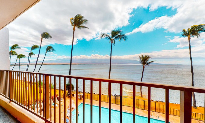 Maalaea Condo | Third floor oceanfront condo w/outdoor pool access, ocean view, and private W/D