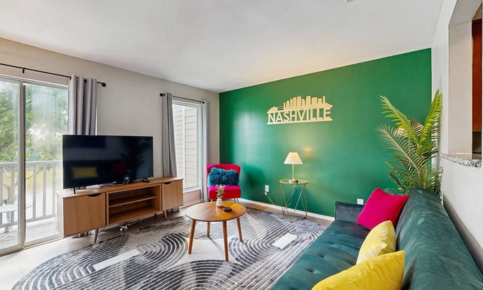 North Capitol Condo | Third-Floor Riverfront Condo w/Balcony, Pool, & Fast WiFi – Near Broadway!