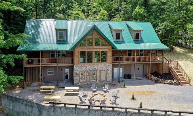 Townsend Cabin | This 5 bedroom 5 bath log cabin with spectacular views, secluded, & Hot-tub