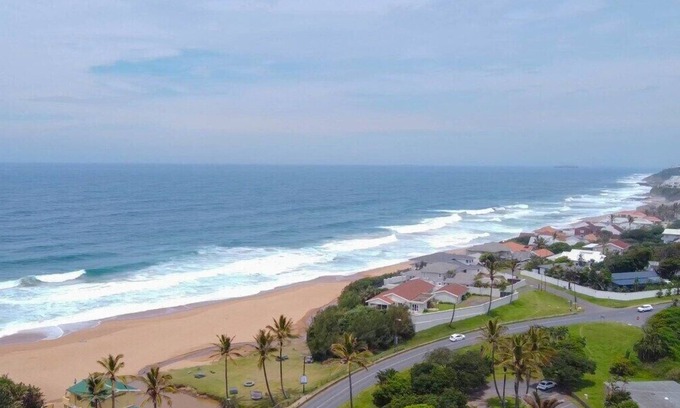 Dolphin Coast Apartment | This apartment is a 3 bedroom(s), 2 bathrooms, located in Dolphin Coast, KwaZulu-Natal.