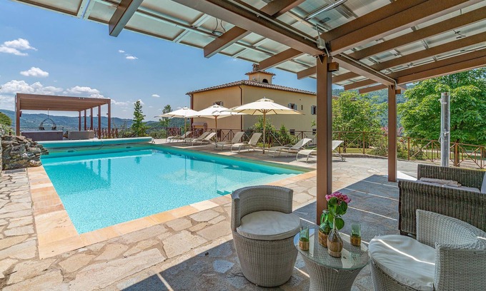 Subbiano House | This beautiful and characteristic villa with outbuildings is the ideal solution for your vacation in