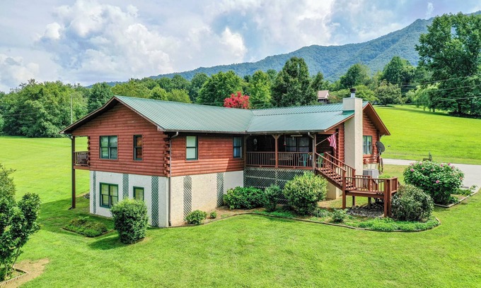 Townsend Cabin | This Beautiful Cabin with Mountain views is the Perfect getaway!