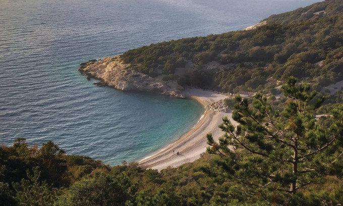 Martinscica Apartment | This compact studio flat is just a stone's throw from the pebble beach.