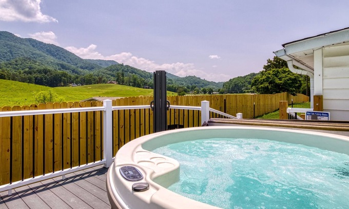 Wears Valley Cottage | This cottage is a 2 bedroom(s), 1 bathrooms, located in Sevierville, TN.