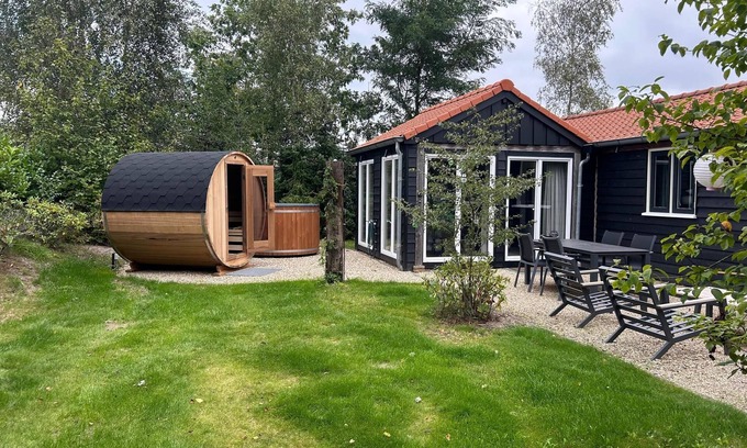 Kotten House | This holiday home with private sauna and hot tub features a cosy living room with open kitchen, one bedroom and a spacious green outdoor area.