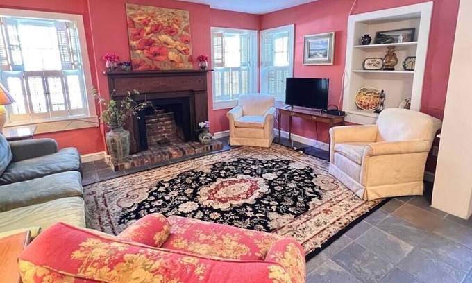 Historic Downtown Savannah Apartment | This is your ideal Savannah retreat, offering a blend of historic charm, modern comfort, and a peaceful ambiance.