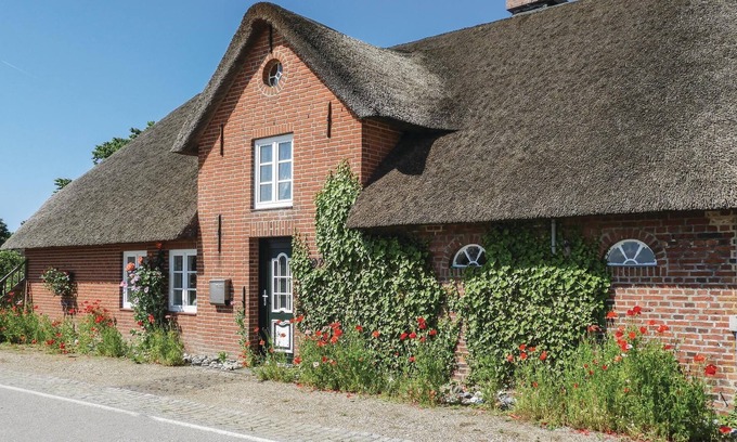 Neugalmsbull House | This quaint thatched house was made into a cozy vacation home for 4 people without losing the typica