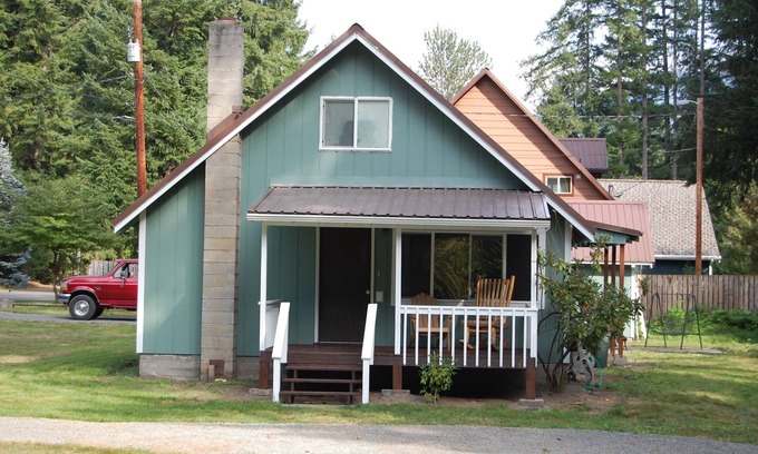 Packwood Cabin | This Rock-N-Roll Cabin Is Quaint and Super Fun!