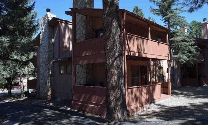 Ruidoso Condo | This Ruidoso condo is located in the picturesque Sierra Blanca mountains.
