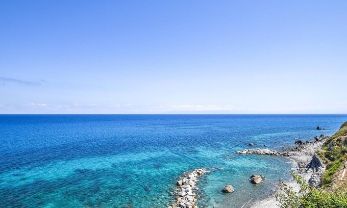 Motta San Giovanni House | This spacious and bright apartment with sea view is furnished in original Italian style.