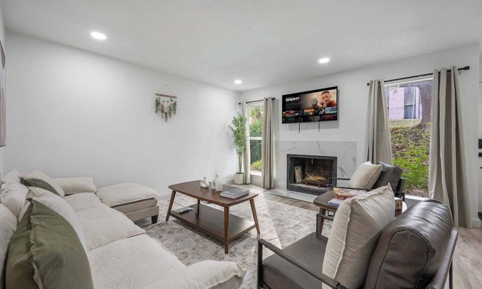 University Hills and Windsor Park House | This townhouse is a 3 bedroom(s), 2.5 bathrooms, located in Austin, TX.
