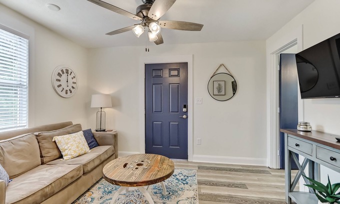 Lakeshore South House | This townhouse is a 1 bedroom(s), 1 bathrooms, located in Jacksonville, FL.