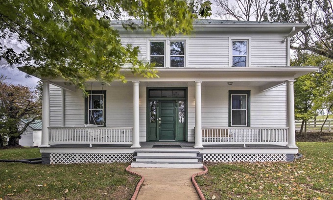 Leesburg House | 'Thomson Farm' Classic Home < 10 Mi to Vineyards!