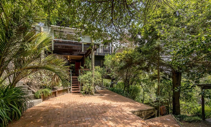 Cashmere Apartment | Three-Bedroom Apartment in Unique Treehouse with Spectacular Views & Gardens