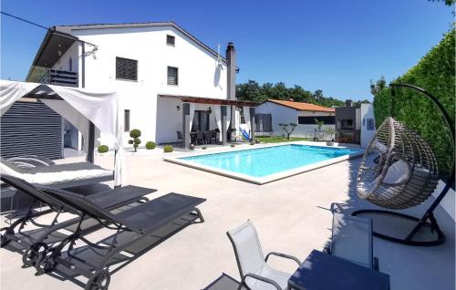 Rezanci Apartment | Three-Bedroom Apartment In Svetvincenat