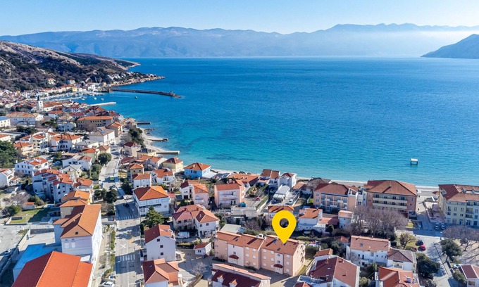 Baska Apartment | Three bedroom apartment with balcony and sea view Baška, Krk (A-19350-a)