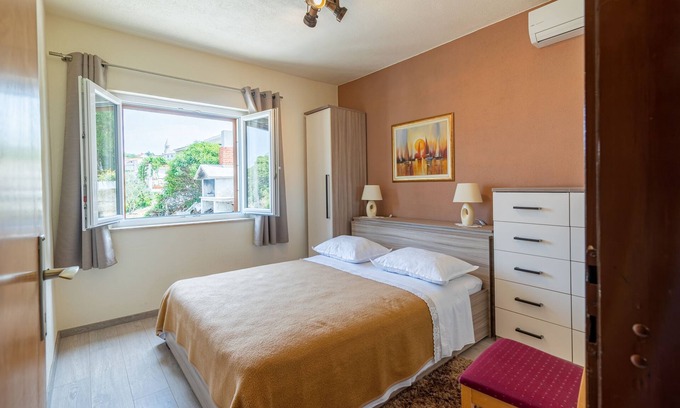 Povlja Apartment | Three bedroom apartment with terrace and sea view Povlja, Brač (A-16792-a)