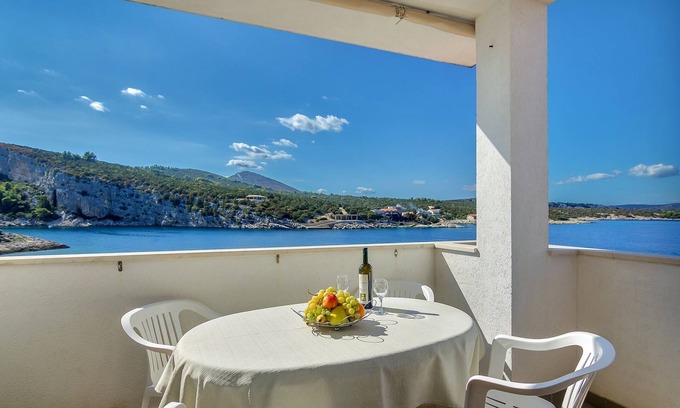 Pokrivenik Apartment | Three bedroom apartment near beach Cove Pokrivenik, Hvar (A-5231-a)