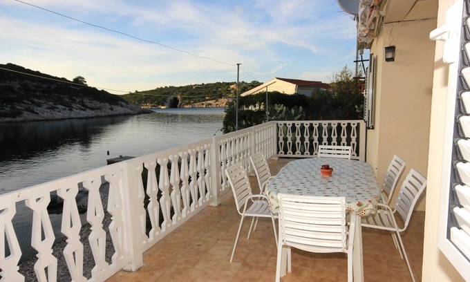 Cove Rogacic Apartment | Three bedroom apartment near beach Cove Rogačić, Vis (A-2460-a)
