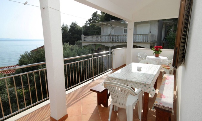 Gdinj Apartment | Three bedroom apartment with terrace and sea view Cove Skozanje, Hvar (A-4024-b)