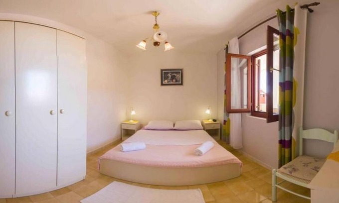 Milna Apartment | Three bedroom apartment with terrace and sea view Milna, Vis (A-8896-b)