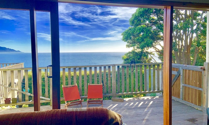 Kaikoura House | Three bedroom cottage with stunning panoramic views of the sea and mountains.