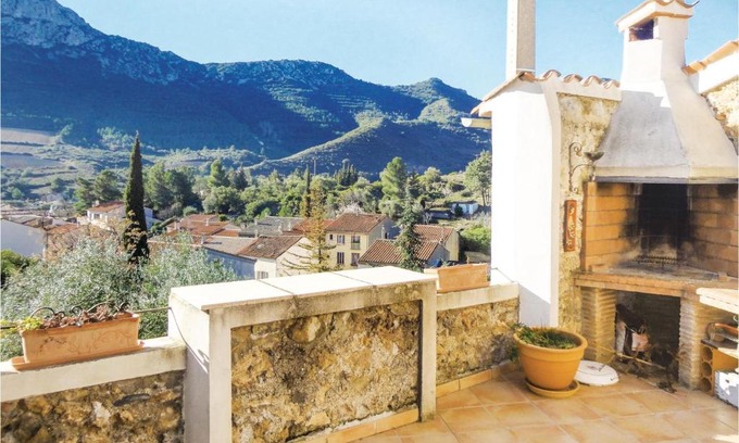 Maury House | Three-Bedroom Holiday Home in Maury