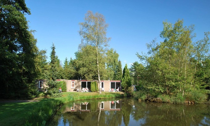 Vledder House | Tidy bungalow with garden located in natural area