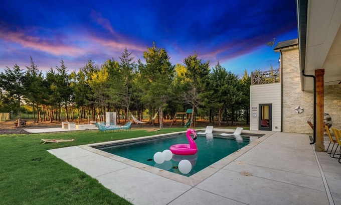 Waxahachie Villa | Tiger Mansion in the acress paradise for events