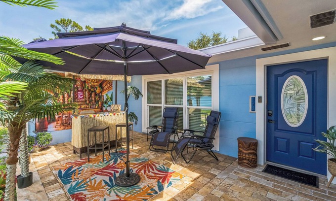 North Trail House | Tiki Time! Tropical Escape, Quiet, Minutes from Airport, Downtown & Beaches!