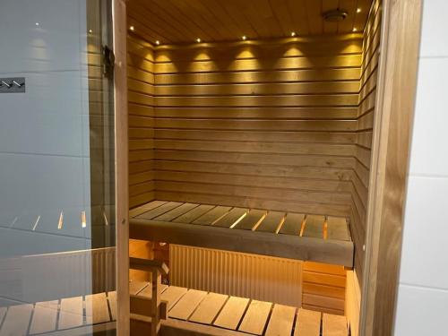 Tampere Apartment | Tilava kaksio, saunalla ja sähköauton latauksella.