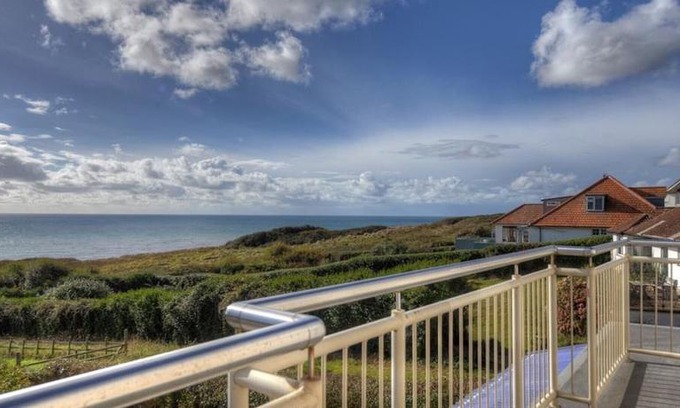 Charmouth House | Tillicum