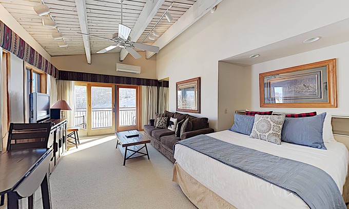 Snowmass Village Apartment | 🌲Timberline 318 Studio Deluxe ~ Hot Tub~Pool~WiFi~Ski-in/out~Local Shuttle🌲