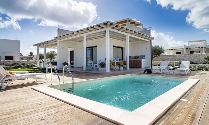 Reitani House | Timo, Villa for 6 People on the Sea with Pool and Jacuzzi