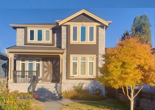 Burnaby House | Tina House - Near Skytrain Metrotown