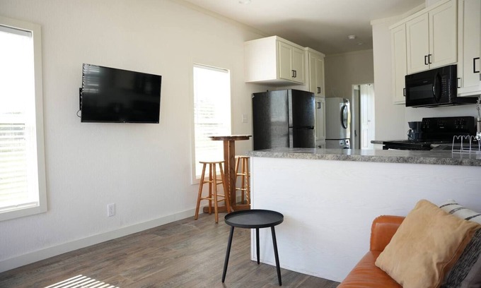 Wyldwood House | Tiny Home Experience - Ideal for Solo Travelers, Couples, or Small Groups! π‘β¨