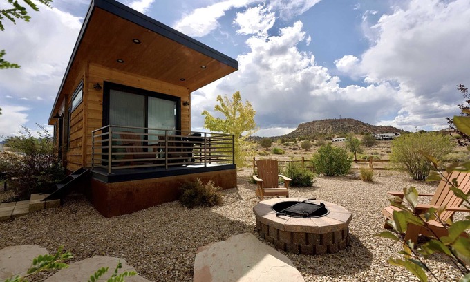 Escalante Apartment | Tiny‑Home W/King Bed, Fire Pit & Monument Views