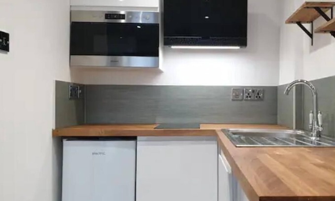 Southwick Apartment | Tiny home whole flat beach cabin, 15 mins away from Brighton Pier!