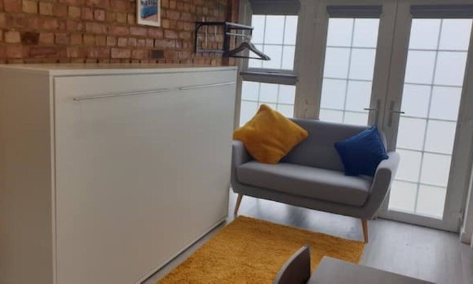 Southwick Apartment | TinyHome Southwick Cosy studio flat 5 mins to sea, village amenities and rail.