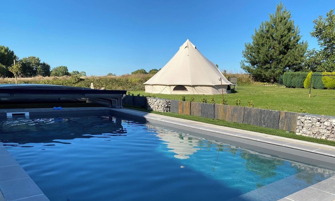 Montenescourt Cabin | Tipi au Bord de la Piscine