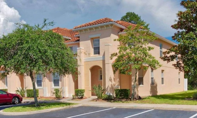 Crestwynd Bay House | Tito's Beachy Townhouse, 1.5 miles from Disney